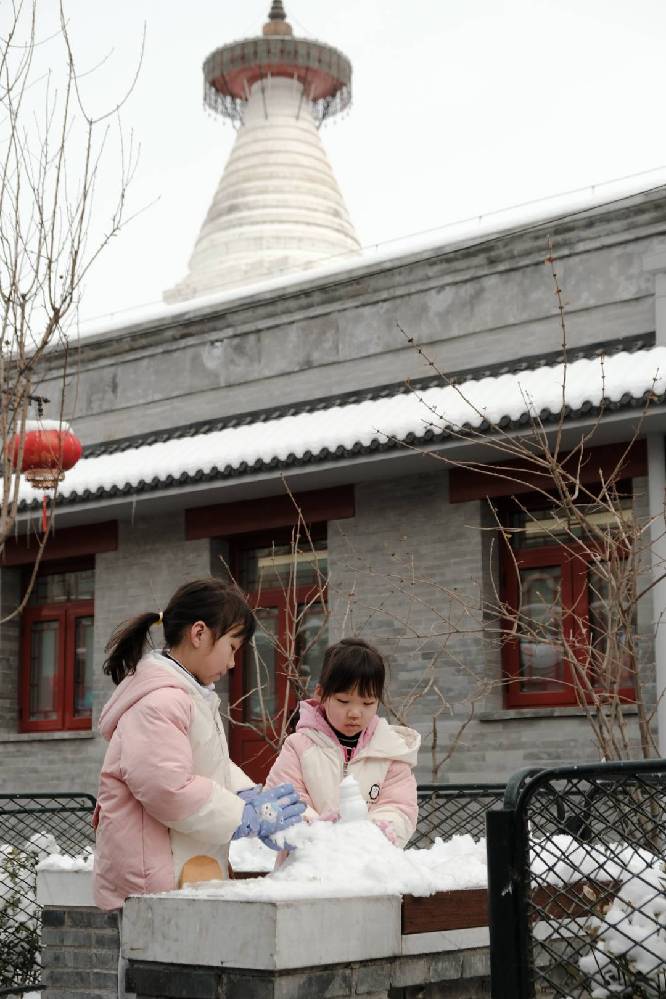 In pics: Citizens visit snow-covered Baita Temple in Beijing