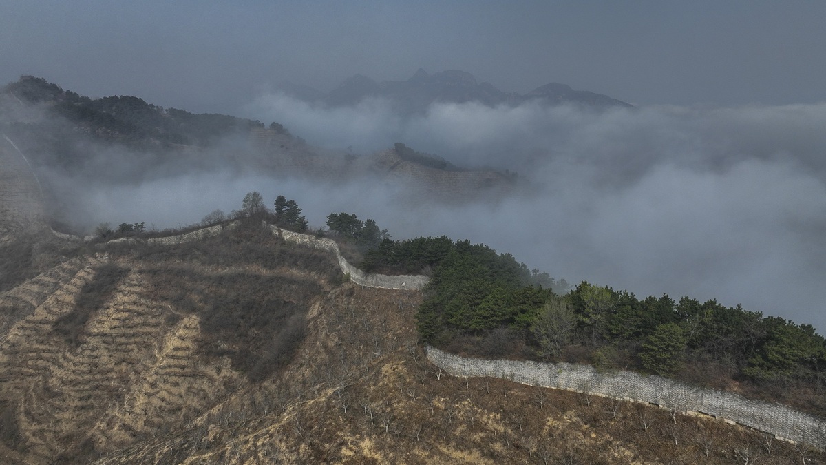 Spring mists create picture-perfect moment at the Great Wall