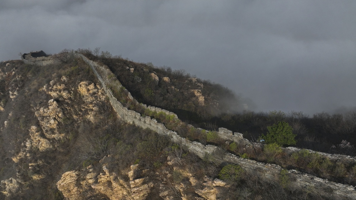 Spring mists create picture-perfect moment at the Great Wall