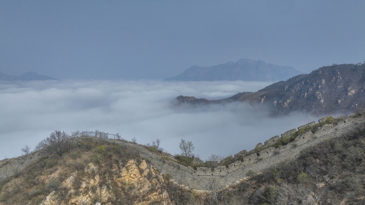 Spring mists create picture-perfect moment at the Great Wall