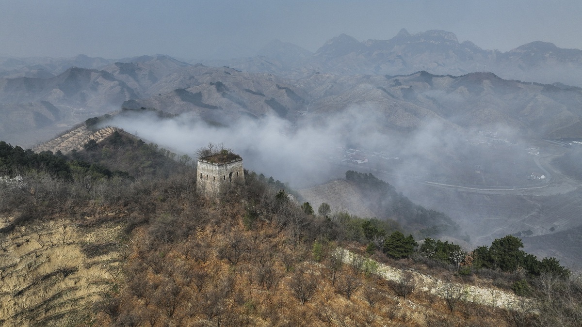 Spring mists create picture-perfect moment at the Great Wall