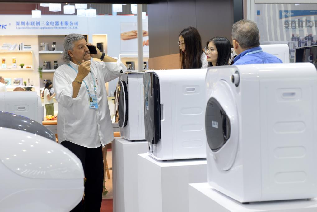 Smart life product zone highlight of Canton Fair in S China's Guangzhou