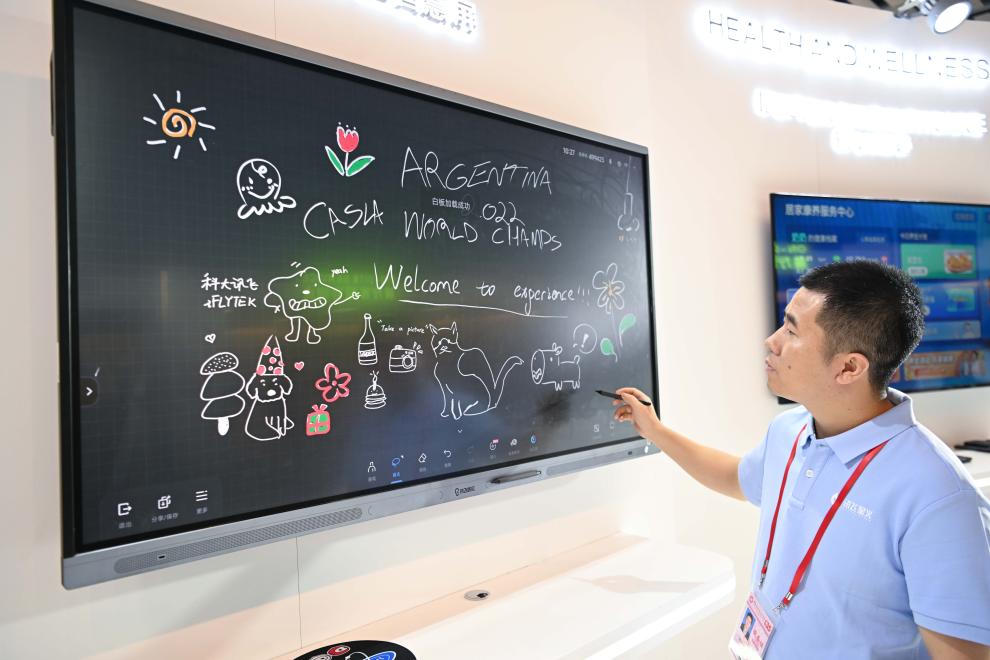 Smart life product zone highlight of Canton Fair in S China's Guangzhou