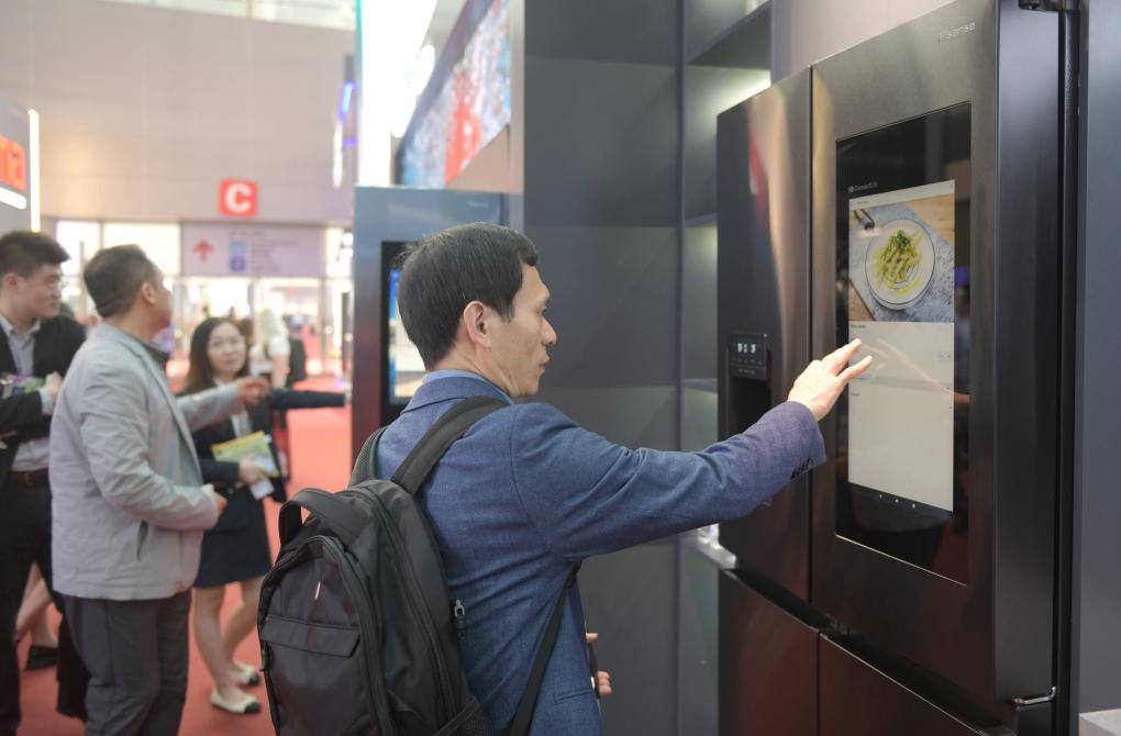 Smart life product zone highlight of Canton Fair in S China's Guangzhou