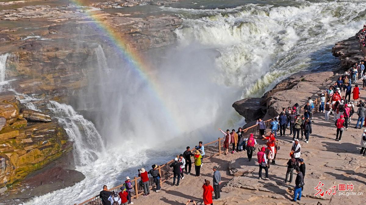 Hukou Waterfall attracts visitors