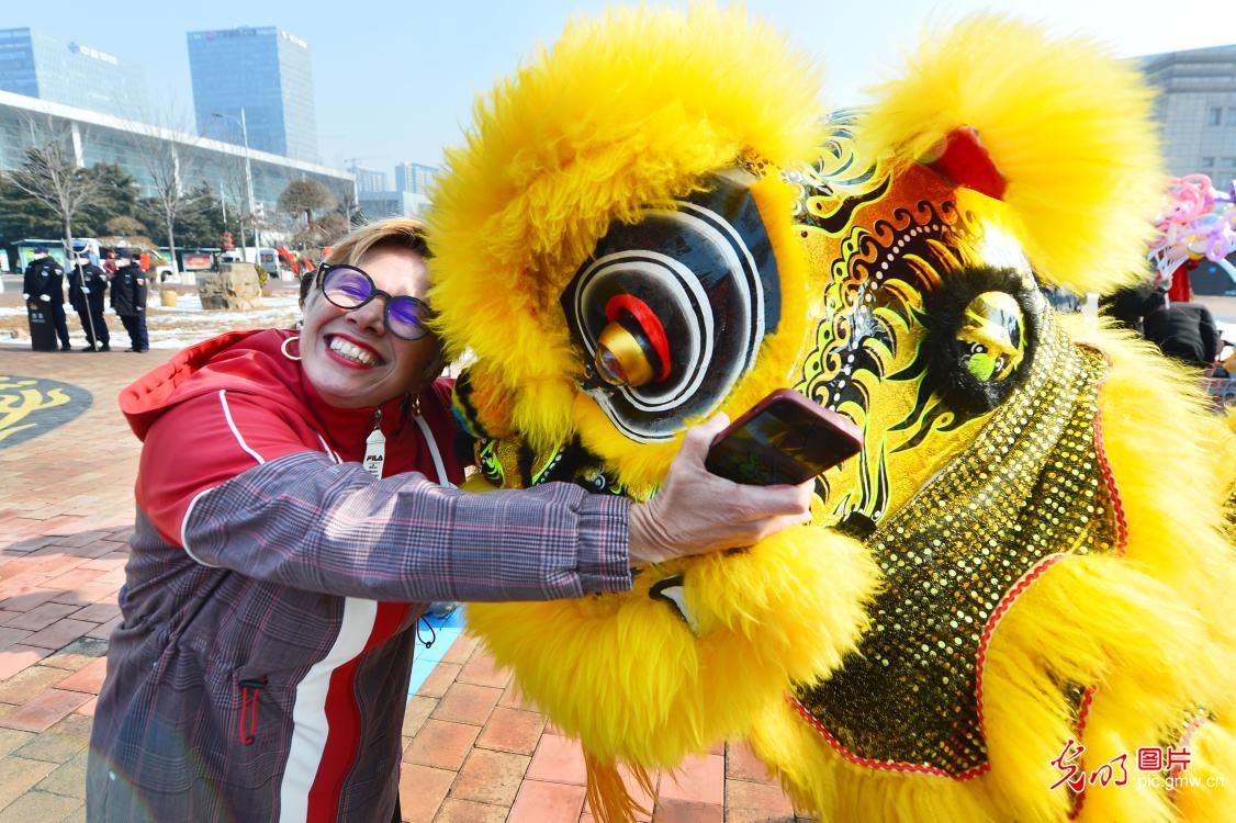 In pics: Foreign youth encounter Chinese intangible cultural heritage