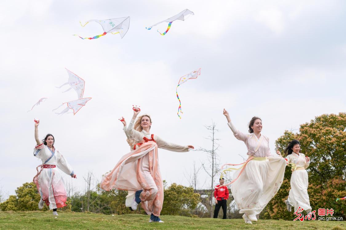 In pics: Foreign youth encounter Chinese intangible cultural heritage