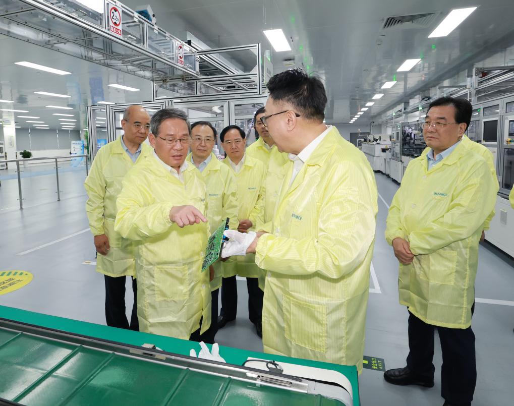 Chinese premier urges digital transformation of manufacturing sector