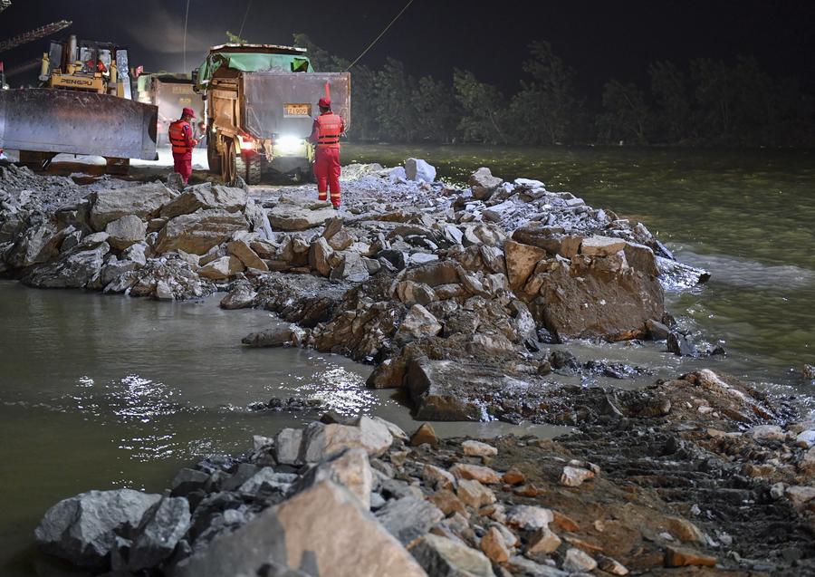 China seals dike breach at its second-largest freshwater lake