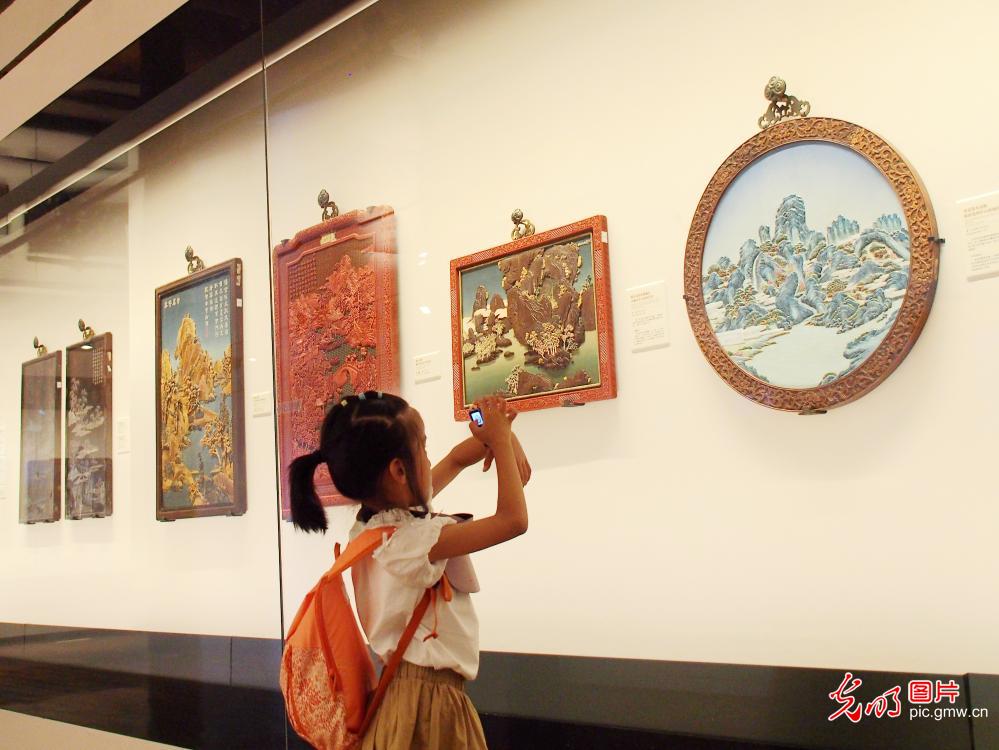 Exhibition of hanging screens held at the Forbidden City