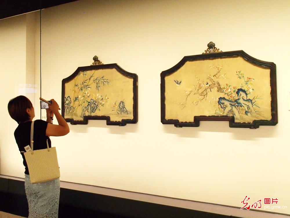 Exhibition of hanging screens held at the Forbidden City