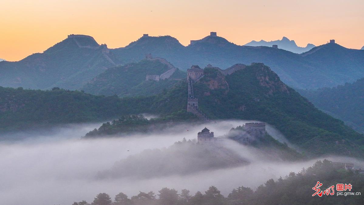 Mist surrounds Jinshanling, clouds surface ancient Great Wall