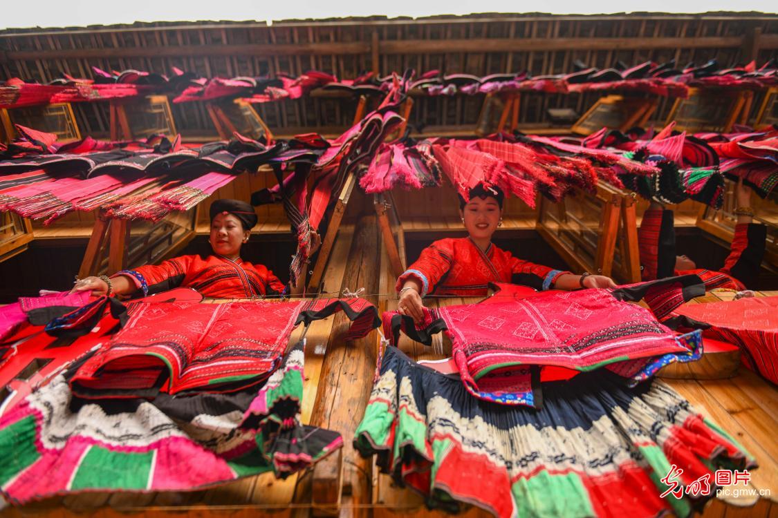 Yao ethnic group celebrates traditional clothing festival in S China’s Guangxi