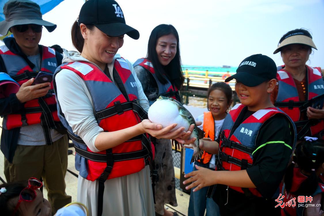 Marine sightseeing in E China's Shandong attract tourists