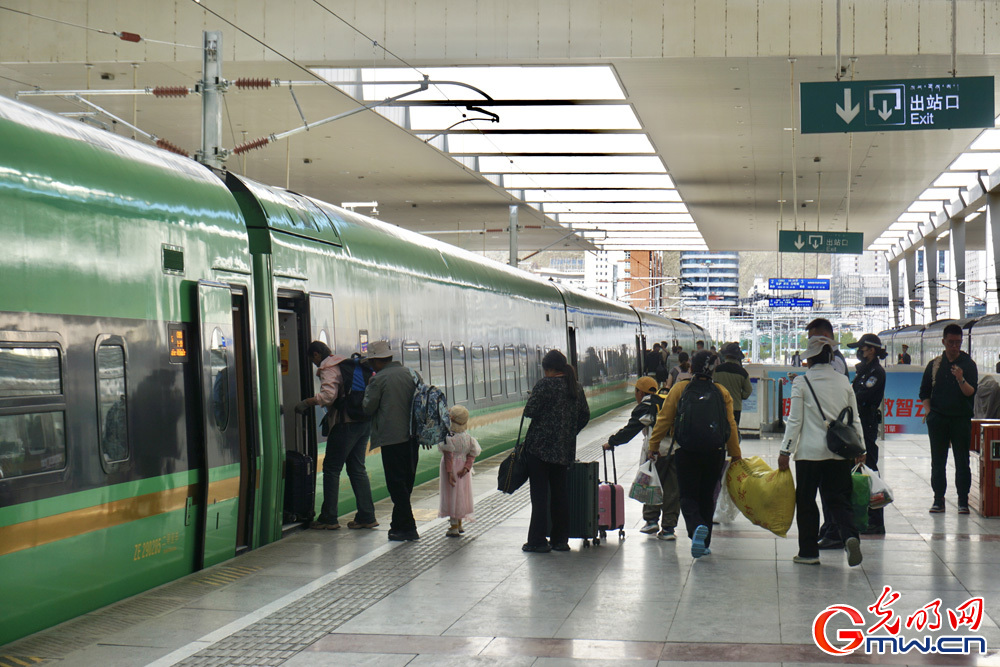 In pics: Summer travel season begins in Xizang with surge in tourist arrivals