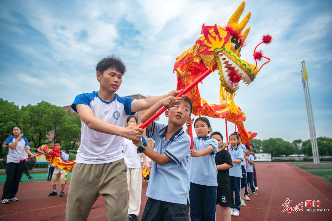 Passing down intangible cultural heritage and enjoying summer vacation