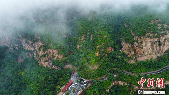 Amazing scenery of sea of clouds after rain in C China’s Henan Province