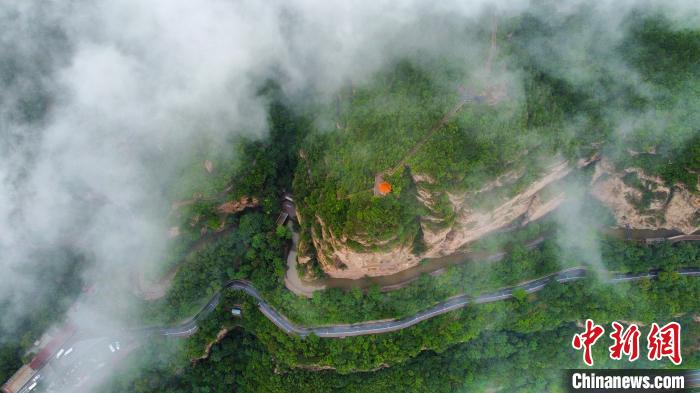 Amazing scenery of sea of clouds after rain in C China’s Henan Province