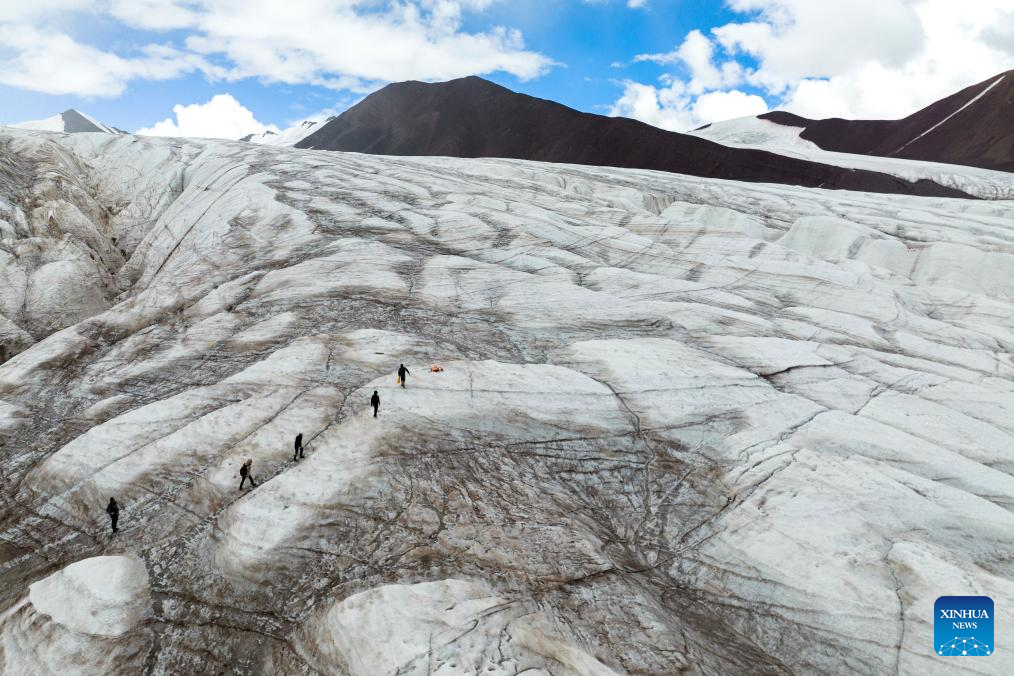 Chinese expedition team braves river headwaters