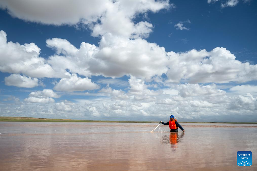 Chinese expedition team braves river headwaters