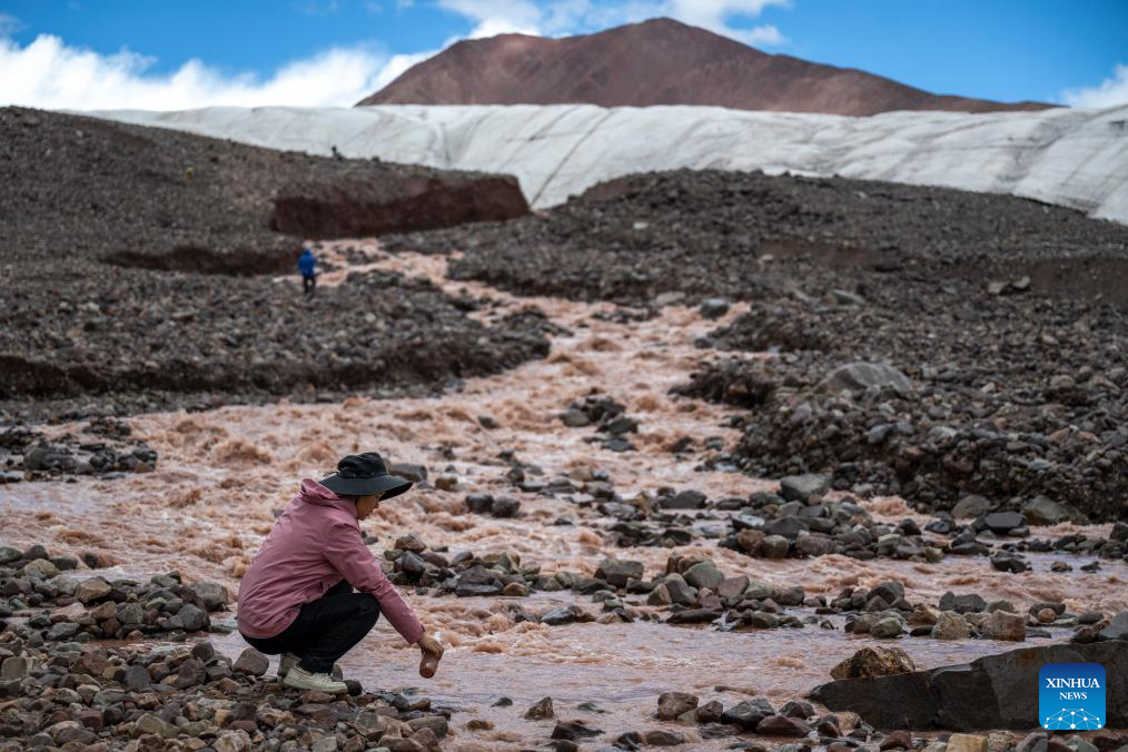 Chinese expedition team braves river headwaters