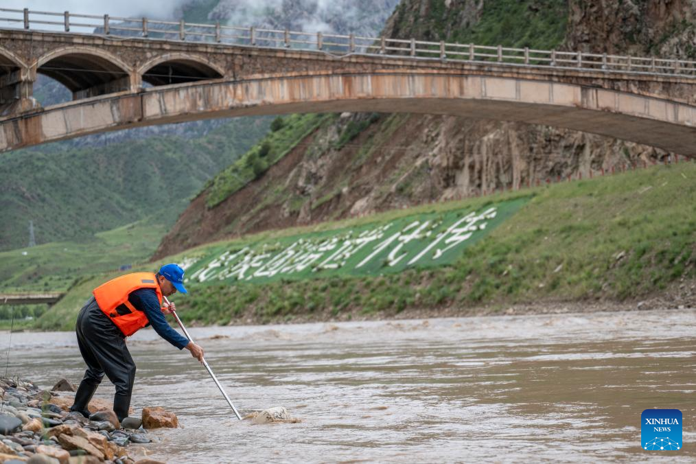 Chinese expedition team braves river headwaters