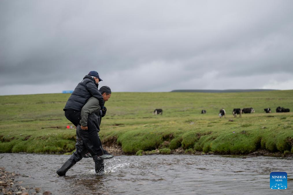 Chinese expedition team braves river headwaters