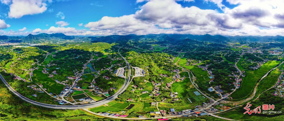 Smooth roads, abundant fields, and beautiful countryside in E China