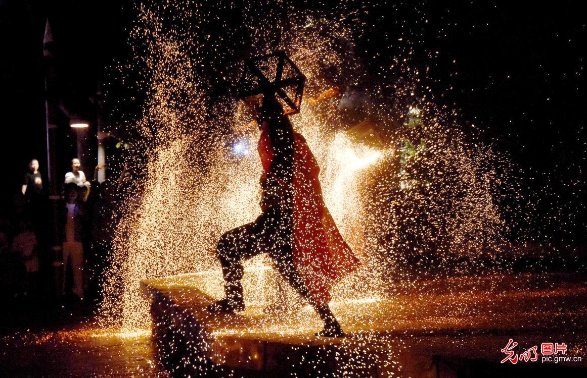 Traditional performance of fire pot show creates sparks in Hebei’s night sky