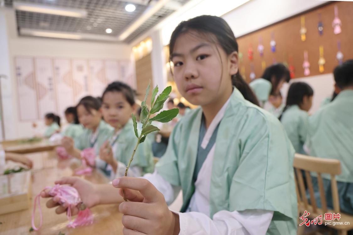 Learning traditional Chinese medicine culture, enjoying a colorful holiday