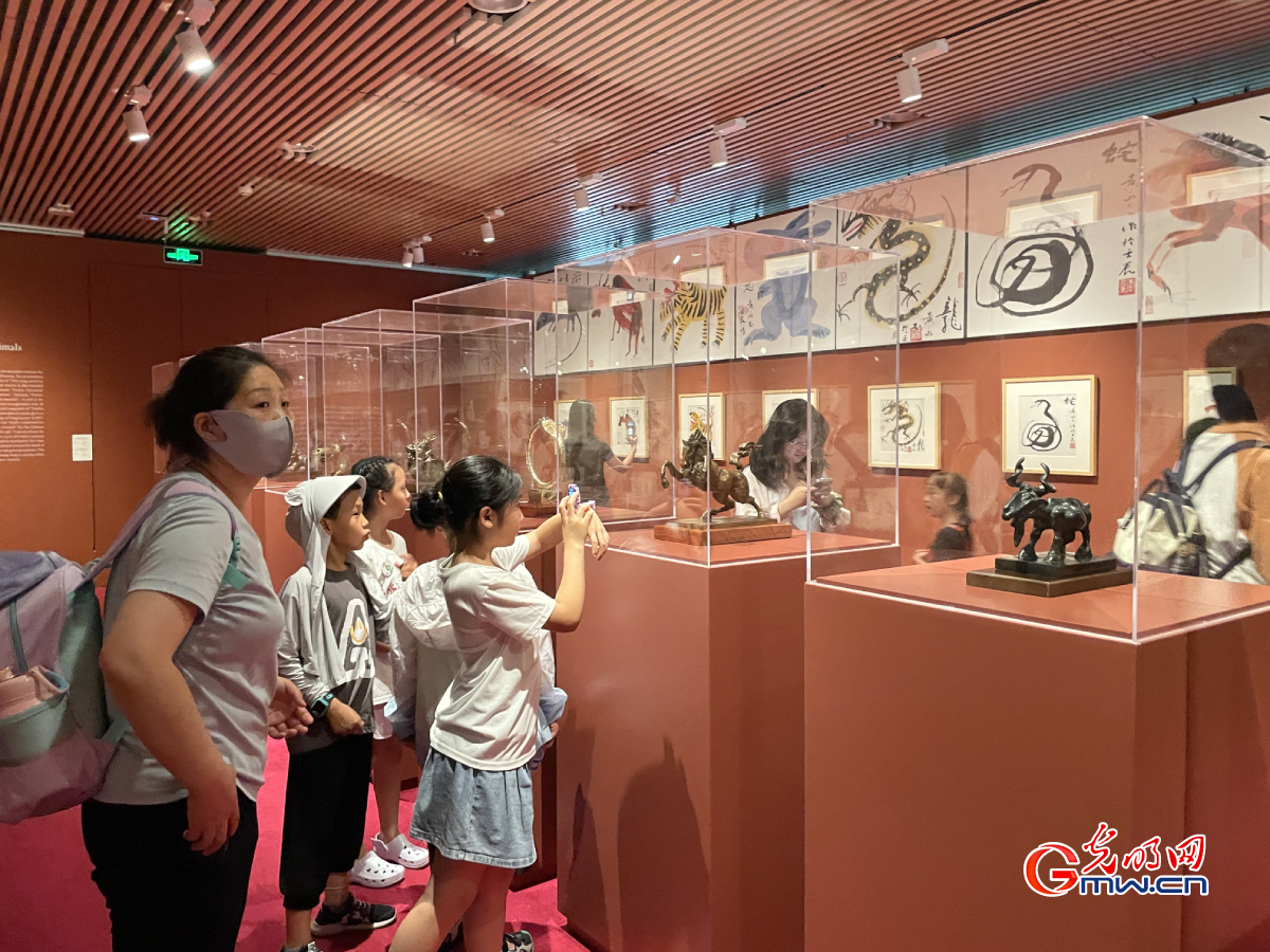 Exhibition held at Tsinghua University Art Museum in memory of Qi Baishi, Huang Yongyu