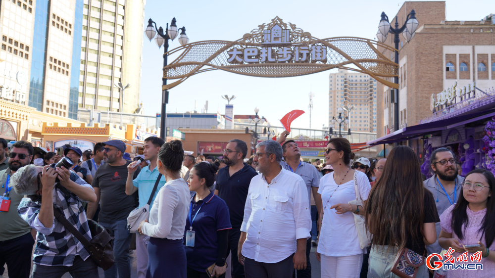 Turkish journalists experience Xinjiang culture at Xinjiang International Grand Bazaar