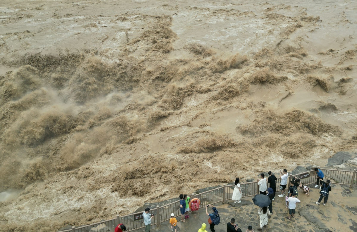 Hukou Waterfall on Yellow River amazes tourists