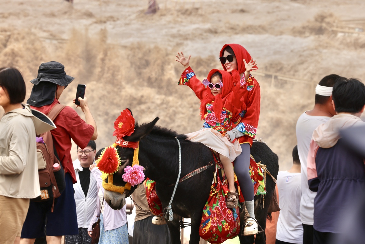 Hukou Waterfall on Yellow River amazes tourists