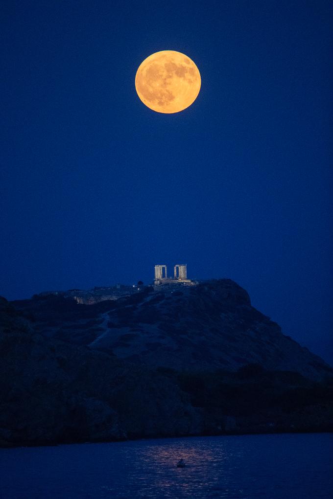 Full moon seen across world