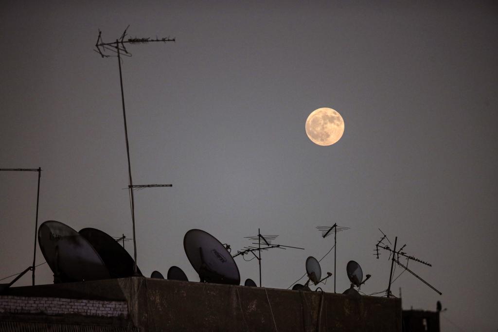 Full moon seen across world