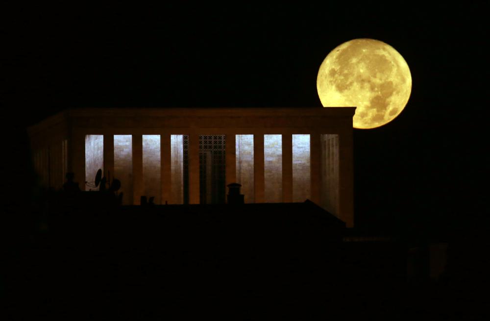 Full moon seen across world