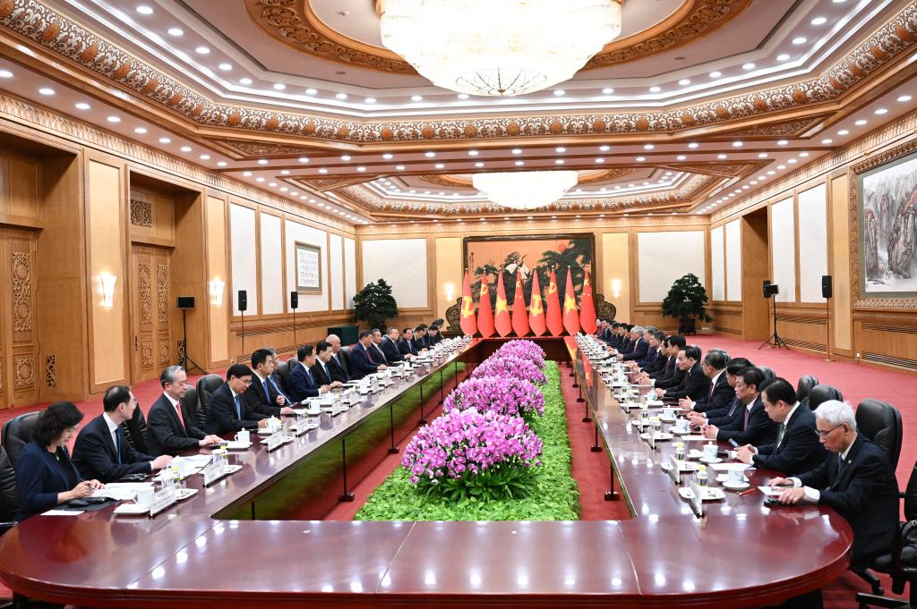 Xi, Lam hold talks, guiding development of China-Vietnam community with shared future