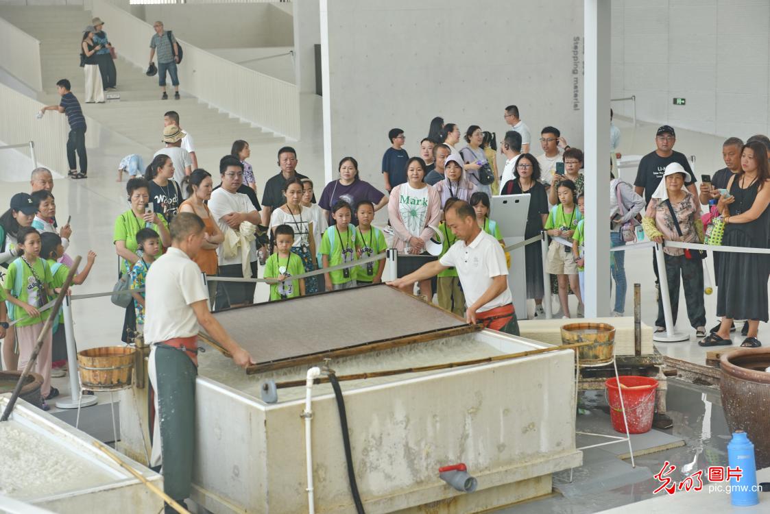 Children experience Xuanzhi papermaking techiniques in E China's Anhui