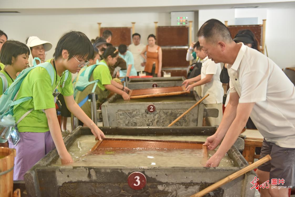 Children experience Xuanzhi papermaking techiniques in E China's Anhui