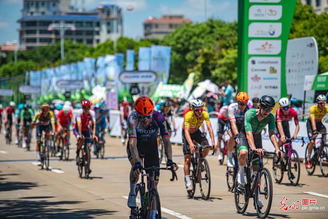 Hainan hosts 15th International Road Cycling Race