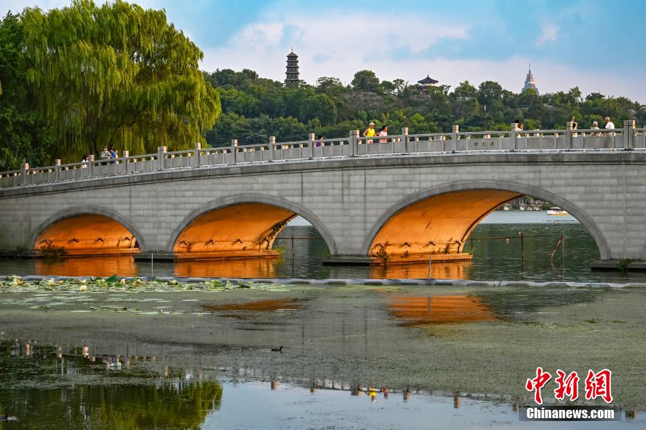 Amazing sunset scenery of Xuanwu Lake in E China’s Jiangsu Province