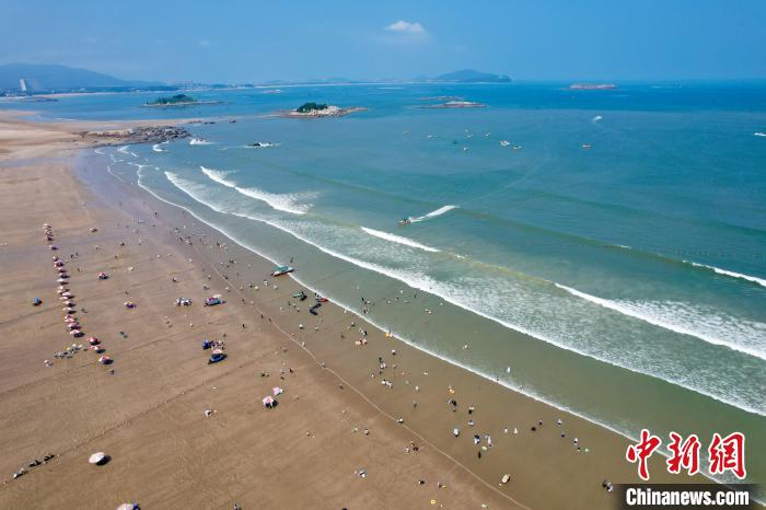 Tourists relieve summer heat in SE China’s Fujian Province