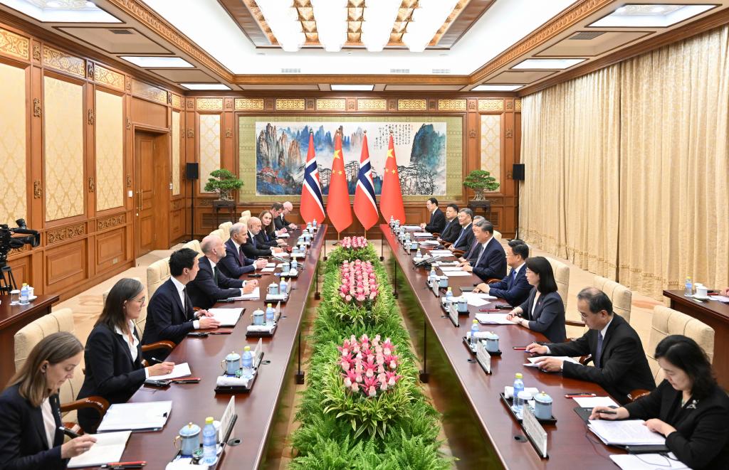 Xi meets Norwegian prime minister