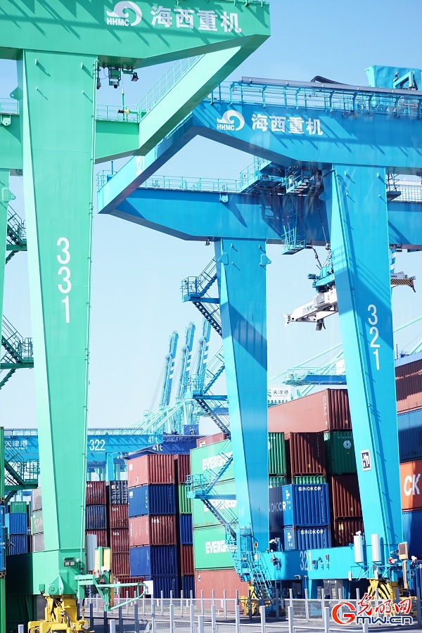 Tianjin accelerating construction of world-class green, smart hub port