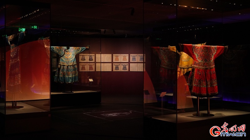 People visit exhibition themed with imperial textiles in Qing Dynasty during Mid-Autumn Festival holiday