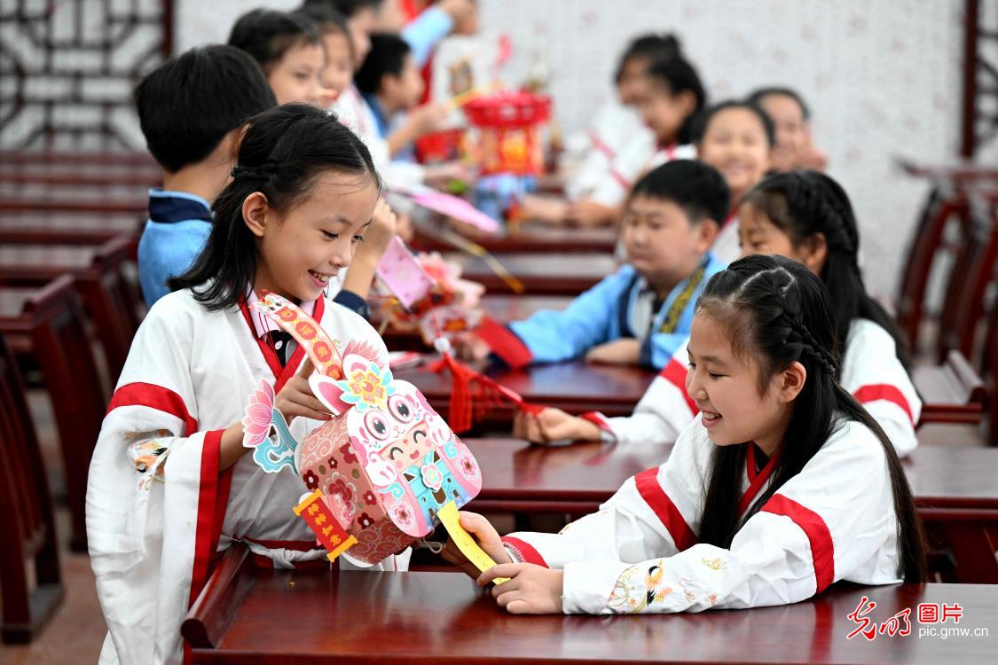 Children experience Mid-Autumn Festival activities in N China's Hebei