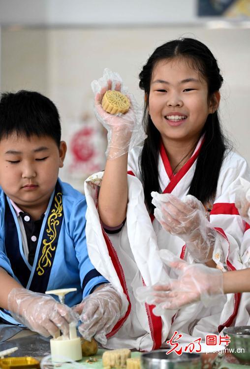 Children experience Mid-Autumn Festival activities in N China's Hebei