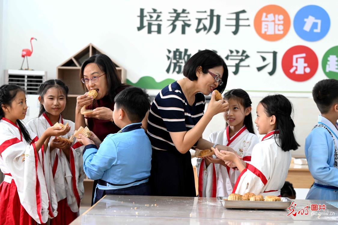 Children experience Mid-Autumn Festival activities in N China's Hebei