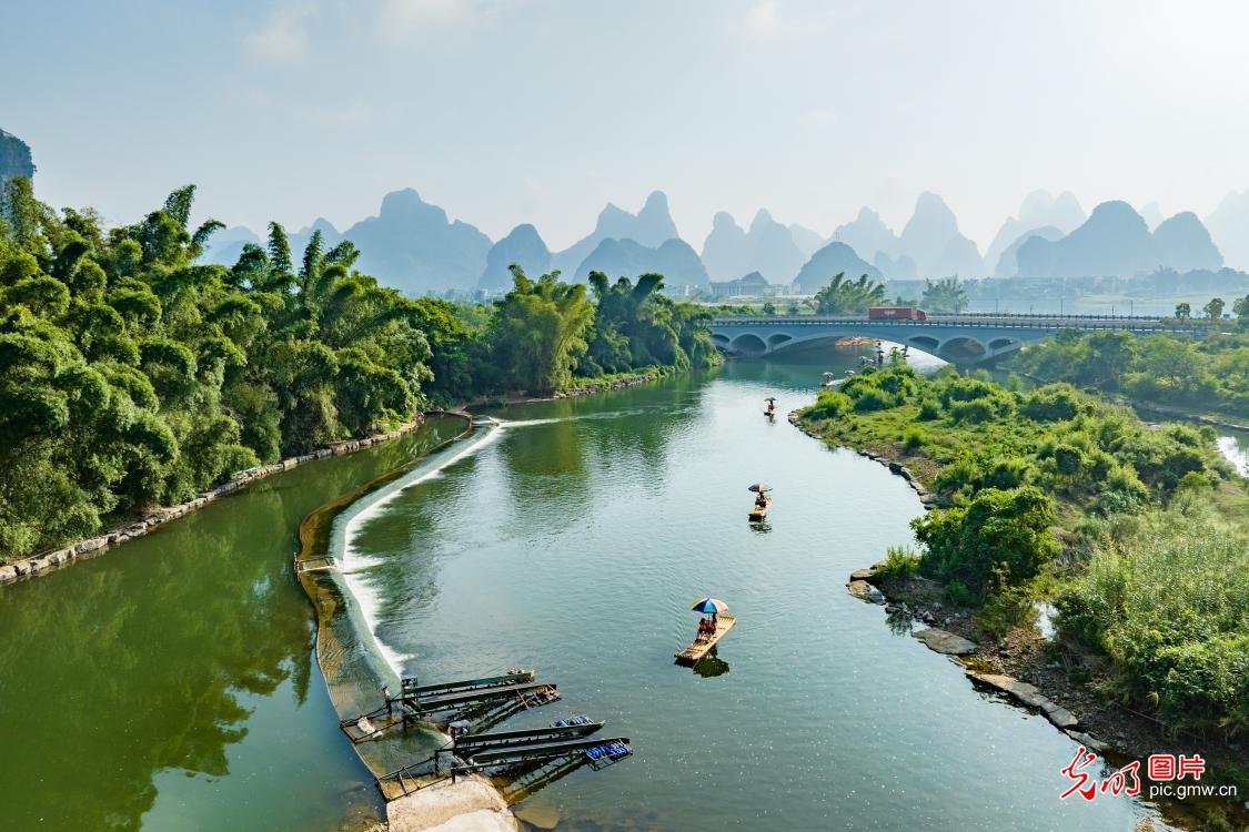 River scenery in Yangshuo, S China's Guangxi